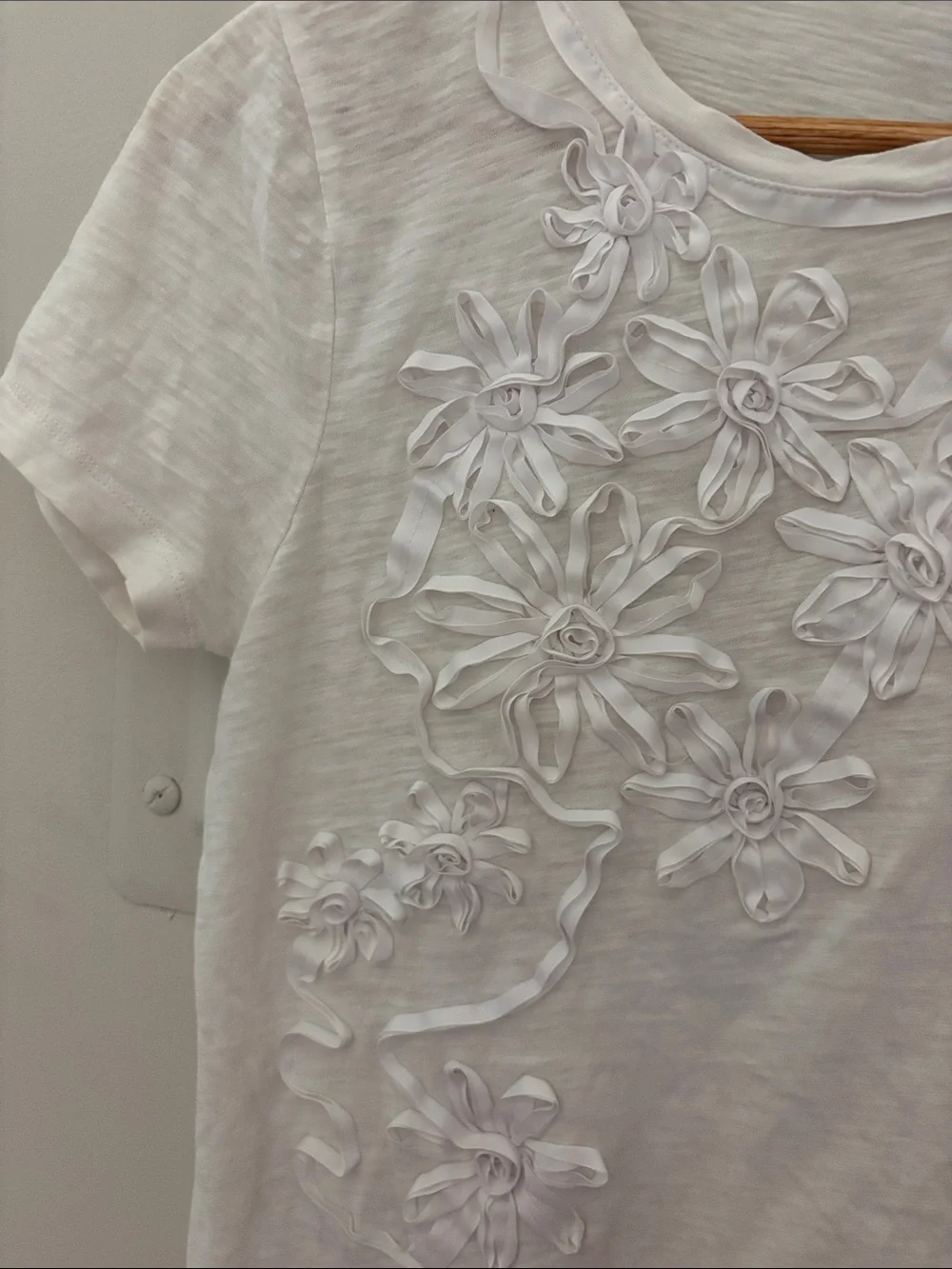 White Floral Appliqué Tee Jcrew Medium 3d ribbon flowers short sleeve top cotton